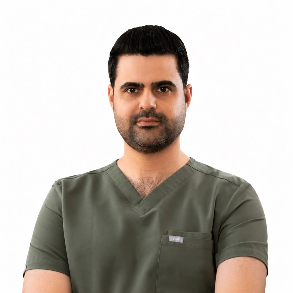 طبيب الأسنان د. حمزة مشهور في سريتامد، متخصص في طب الأسنان التجميلي، تصميم الابتسامة، الفينير، زراعة الأسنان، وعلاجات الأسنان الحديثة.