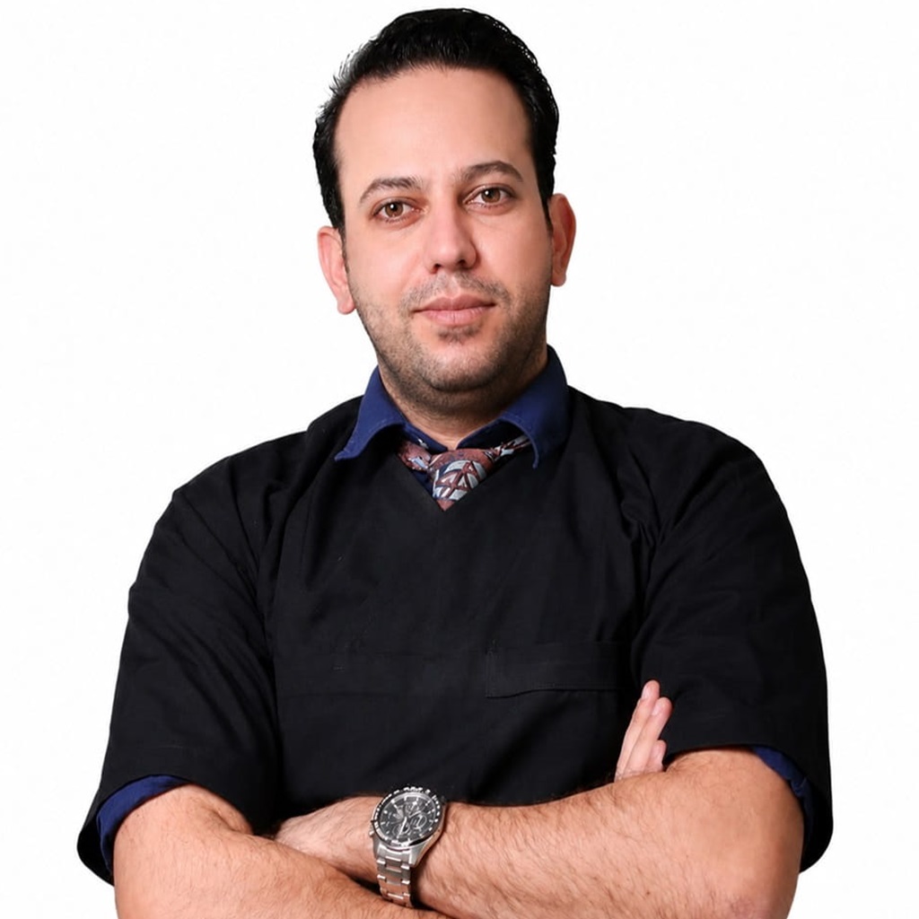 د. بيمان بابائي، طبيب أسنان وجراحة الفم في سريتامد، يقدم خدمات زراعة الأسنان، تجميل الأسنان، الفينير، وتصميم الابتسامة بأحدث التقنيات الطبية